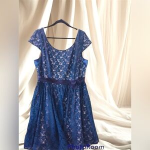 Pompous Girly-Navy lace dress
